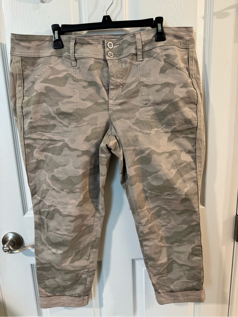 Torrid crop aviator style camo roll cuffed pants